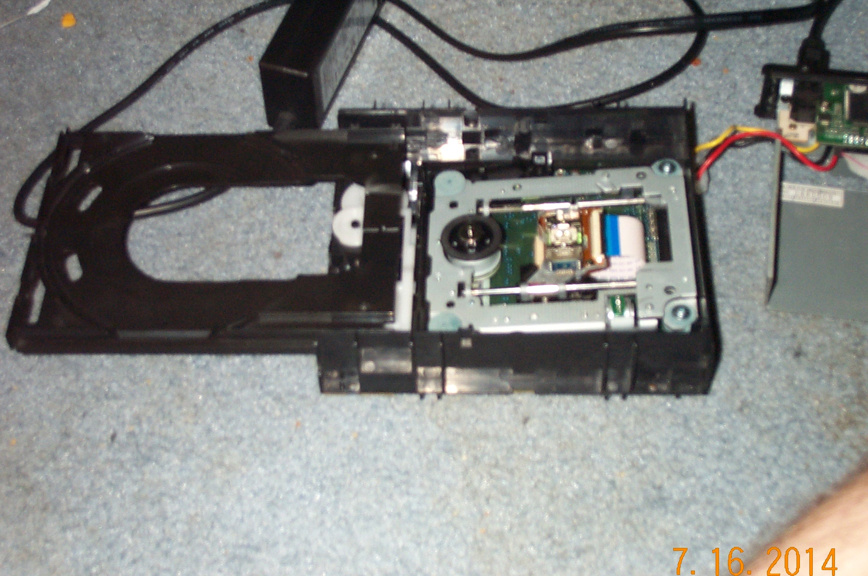 The state of the drive after pulling the tray out